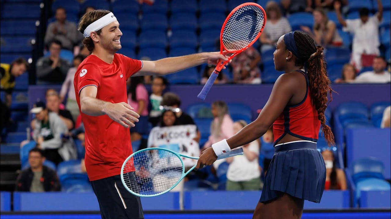 "Coco Gauff overcomes Iga Swiatek, securing a 1-0 lead for Team USA in