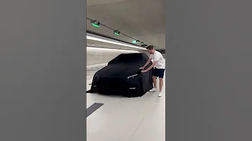 اللون الاسود الفخامة على سيارتB 