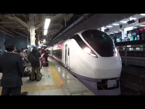 東海道線を待つ神奈川県の皆さんが長い列でホームに並んでいる夜の東京駅から出発していく上野東京ライン常磐線下り特急ときわE657系