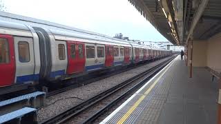 Hammersmith &amp; City Line train departing from Latimer Road