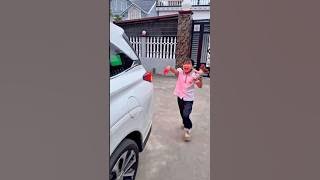 The girl was abandoned, fortunately the beggar helped.❤️💚#comedy #viralvideo #shortvideo