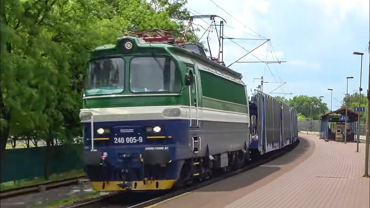 Üdv! Üres autószállító vonat halad át Budai úton