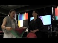 【STYLE 05】プチスカーフのバッグハンドル巻きアレンジ － ファッションコンシェルジュがレクチャー「スカーフ美人になりましょう。」