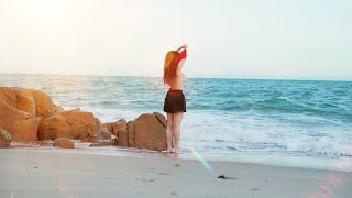 SURVIVAL ALONE - YOUNG GIRL BATHING ALONE AND SOLO CAMPING IN THE BEACH | Living Alone In The Beach