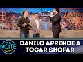 Danilo aprende a tocar shofar com Sergio Levy e Persio Bider | The Noite (11/09/18)