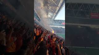 Mauro İcardi ile birlikte tribünler alev alev yanıyor🔥 #galatasaray #icardi #ultraslan #cimbom
