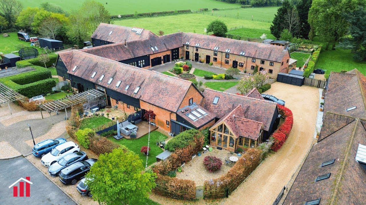 Inside This £750,000, 500 Year Old Barn Conversion 30 Minutes From London!