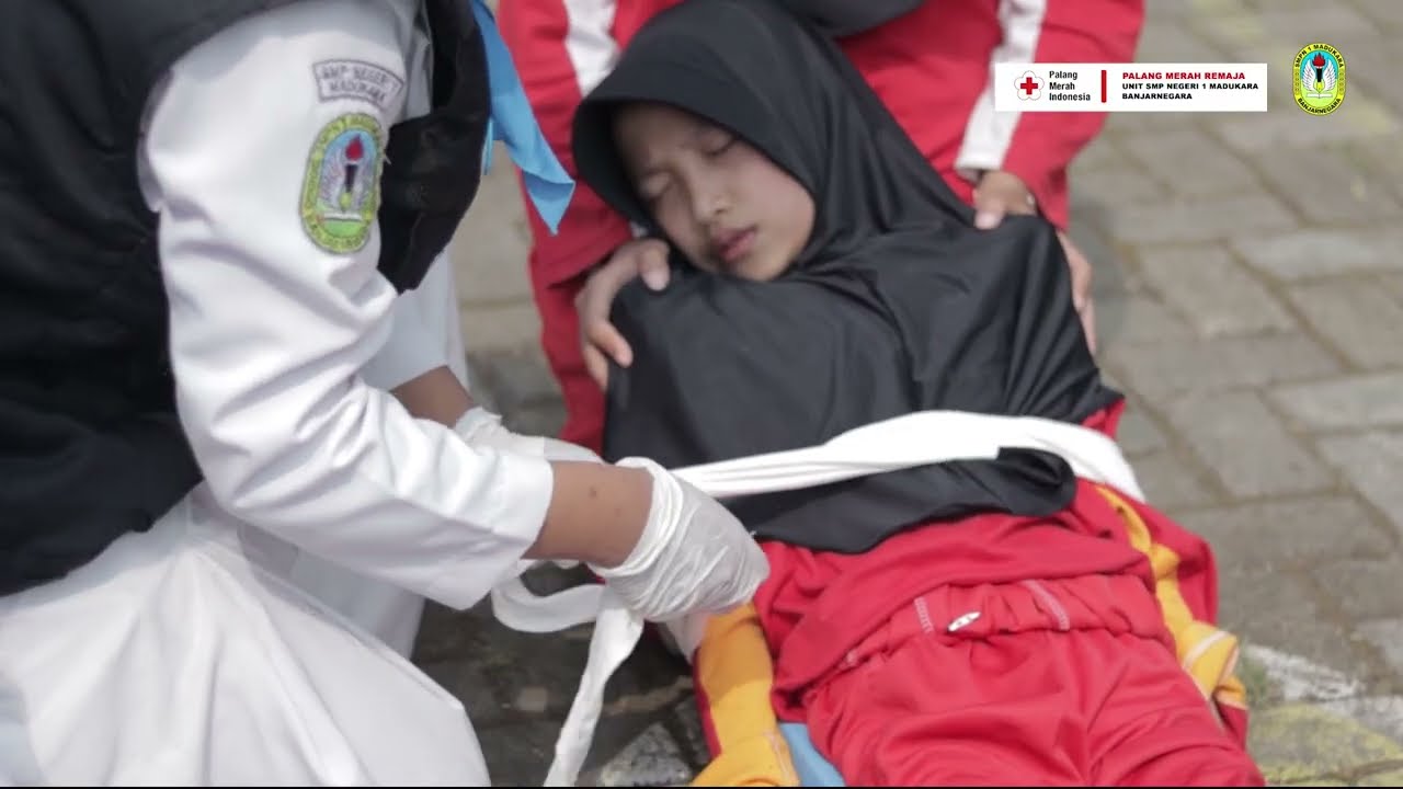 Tutorial Pertolongan Pertama “Patah Tulang Tertutup Tungkai Bawah“ SMP N 1 Madukara