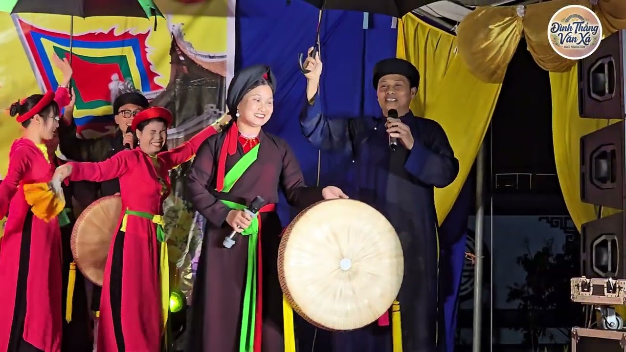 Đội văn nghệ TDP Văn Xá hát tốp ca nam nữ bài 