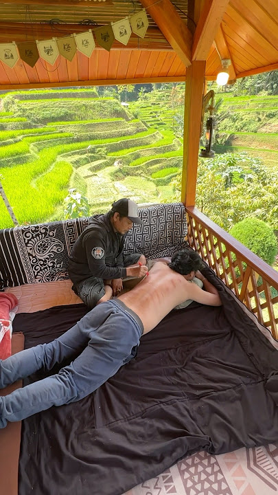 Baru Kali Ini Kerokan Sambil Menikmati Pemandangan, Bikin Ketagihan! #suasanapedesaan #fyp #shorts