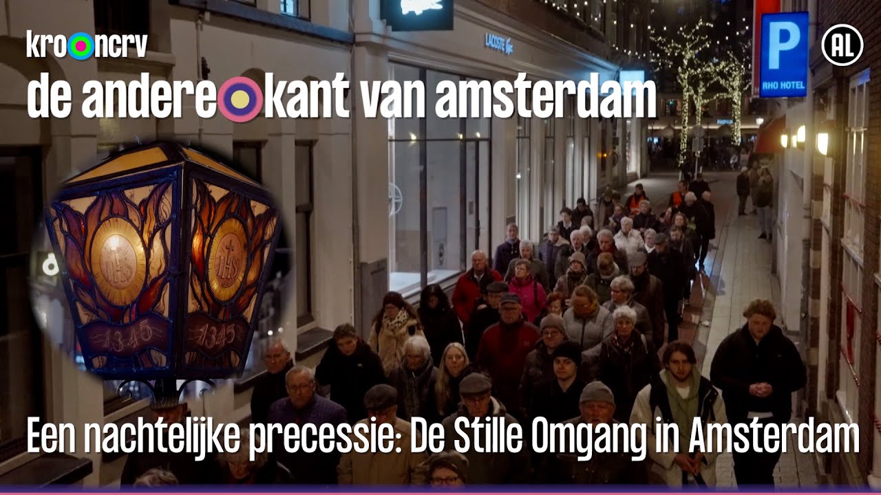Processie in de nacht met honderden zwijgenden door het centrum van  Amsterdam