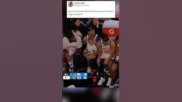 Josh Hart handed Mitchell Robinson his kid when he got subbed in 😂