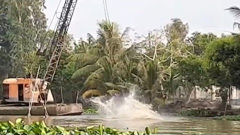 Xáng dây dùng rào đong đưa bơi trên sông. xáng cạp đất trên sông nước miền tây 402 - Thương Miền Tây