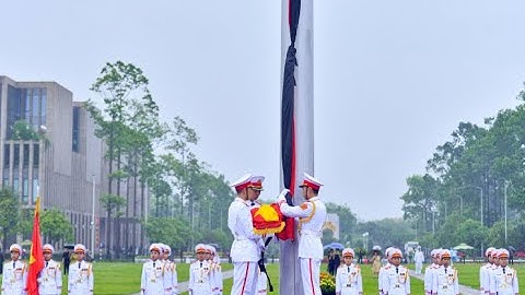 Lễ thượng cờ rủ Quốc tang nguyên Chủ tịch nước Trần Đức Lương dưới mưa