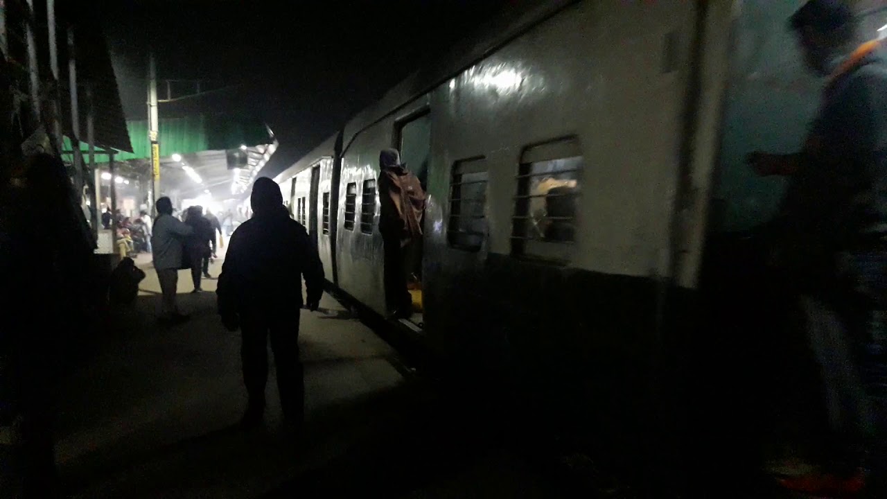 6-32-p-m-down-krishnanagar-sealdah-emu-local-train-departing-from