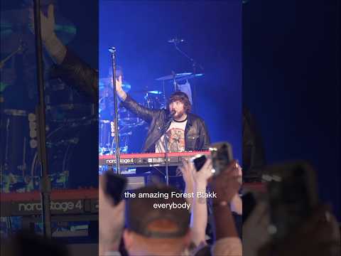 @j@jamesarthuris a real one! if you haven’t been to one of his shows, you should go! #JamesArthur￼