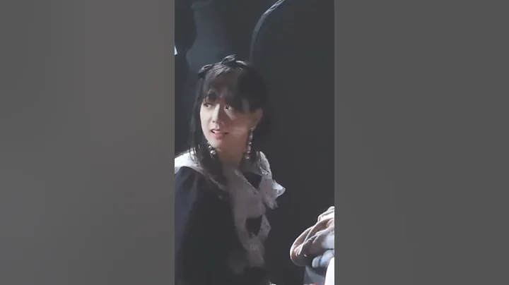 Jisoo looking at V when others said him world handsome man 😍😁🤩#jisoo #kimtaehyung #vsoo #taesoo