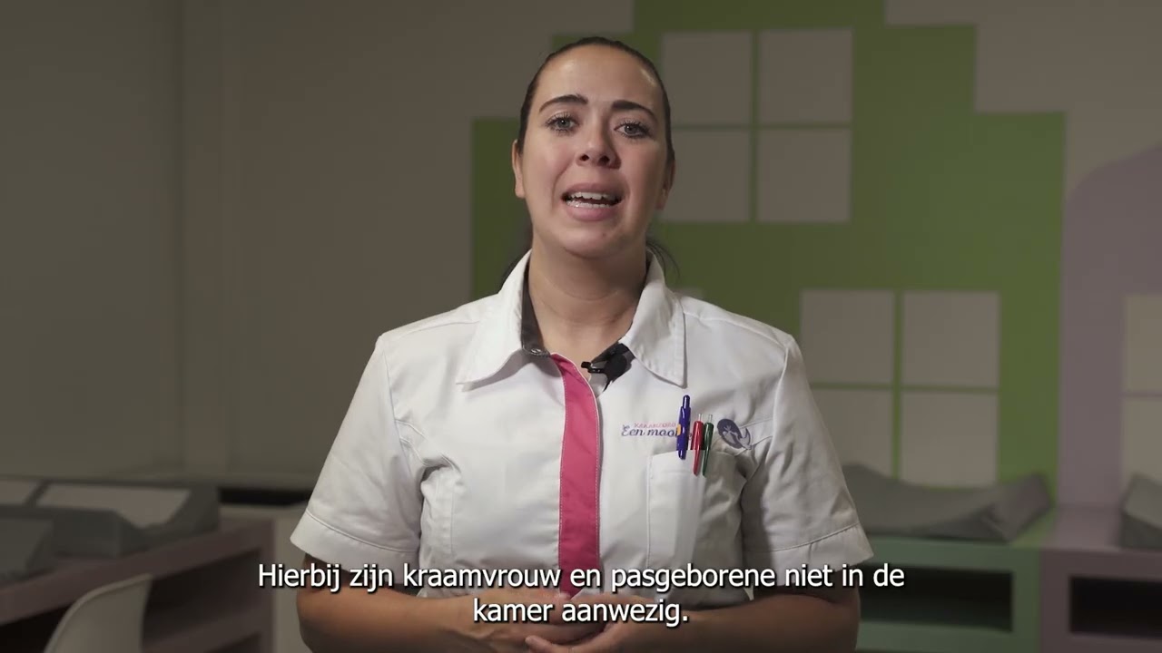 Bedje opmaken voor de pasgeboren baby.