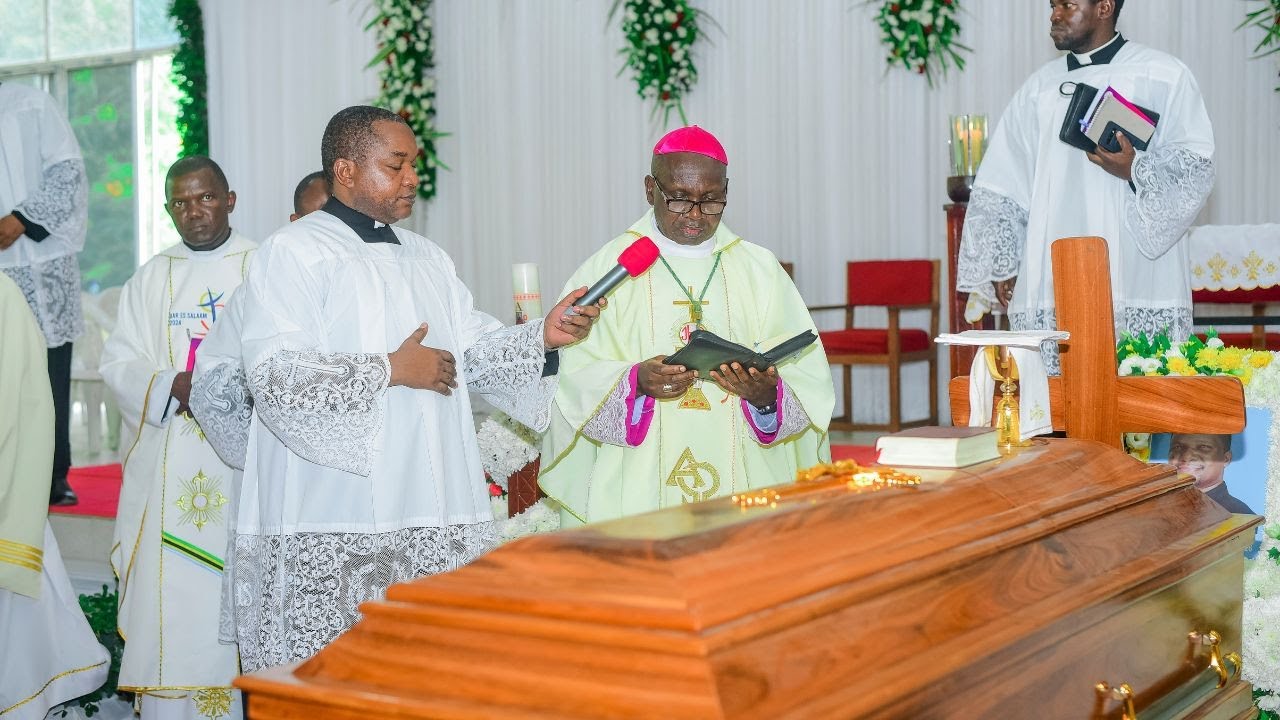 Mhashamu Stephano Lameck Musomba Askofu wa Jimbo Katoliki Bagamoyo Akiongoza sala ya Buriani.