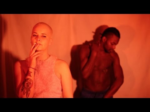 Assista ao videoclipe da música {trackName} de {artistName}