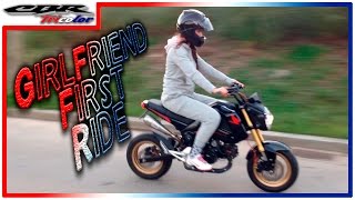 ♀ GIRL FIRST TIME RIDING MOTORCYCLE!