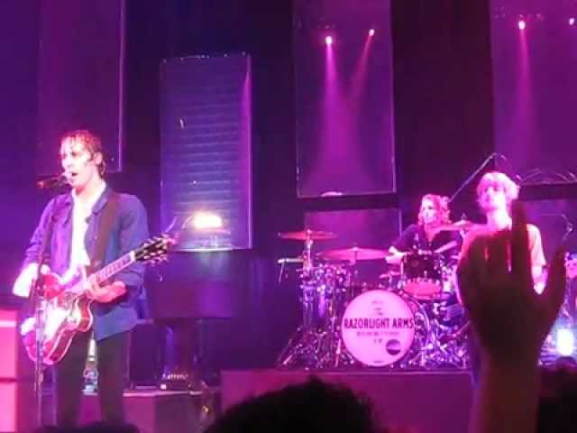 在 YouTube 上观看 razorlight - i cant stop this feeling ive got - live - portsmouth guildhall - 14/11/08