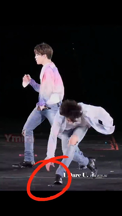Jungkook helped Jimin when his Ear Monitor fell on Stage !!😱😱 #bts #jimin #jungkook #kpop #shorts