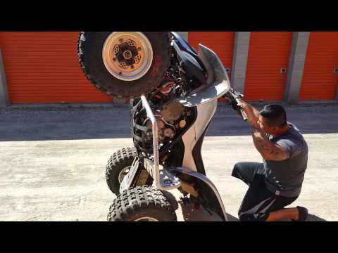 Video: Hur lägger du en fyrhjuling i en lastbil utan ramper?