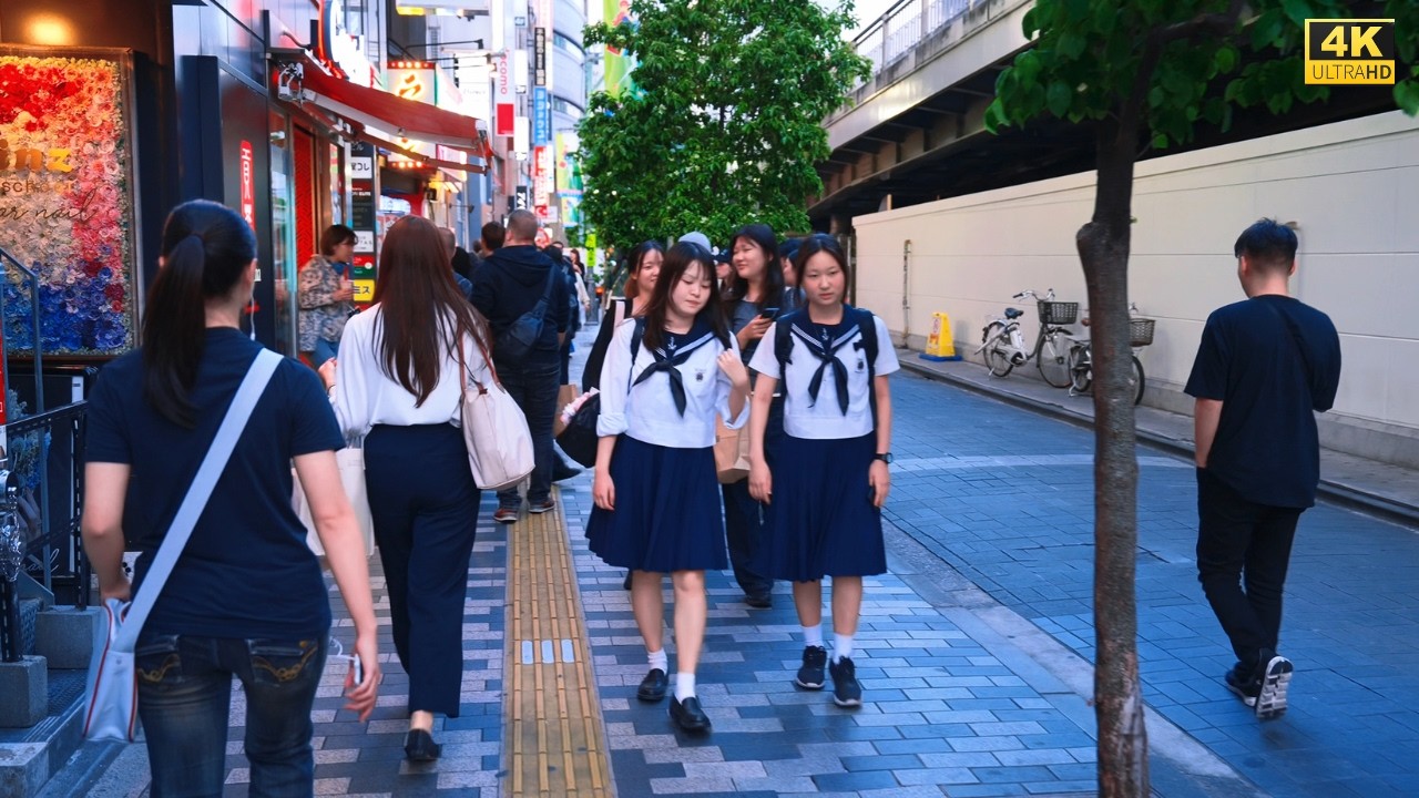4K HDR Relaxing Sunset Walk in Shinjuku Tokyo 🌇 Calm Urban Ambience Before Nightfall