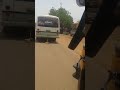 صاحب حافلة نقل يربط كيزان في مؤخرتها