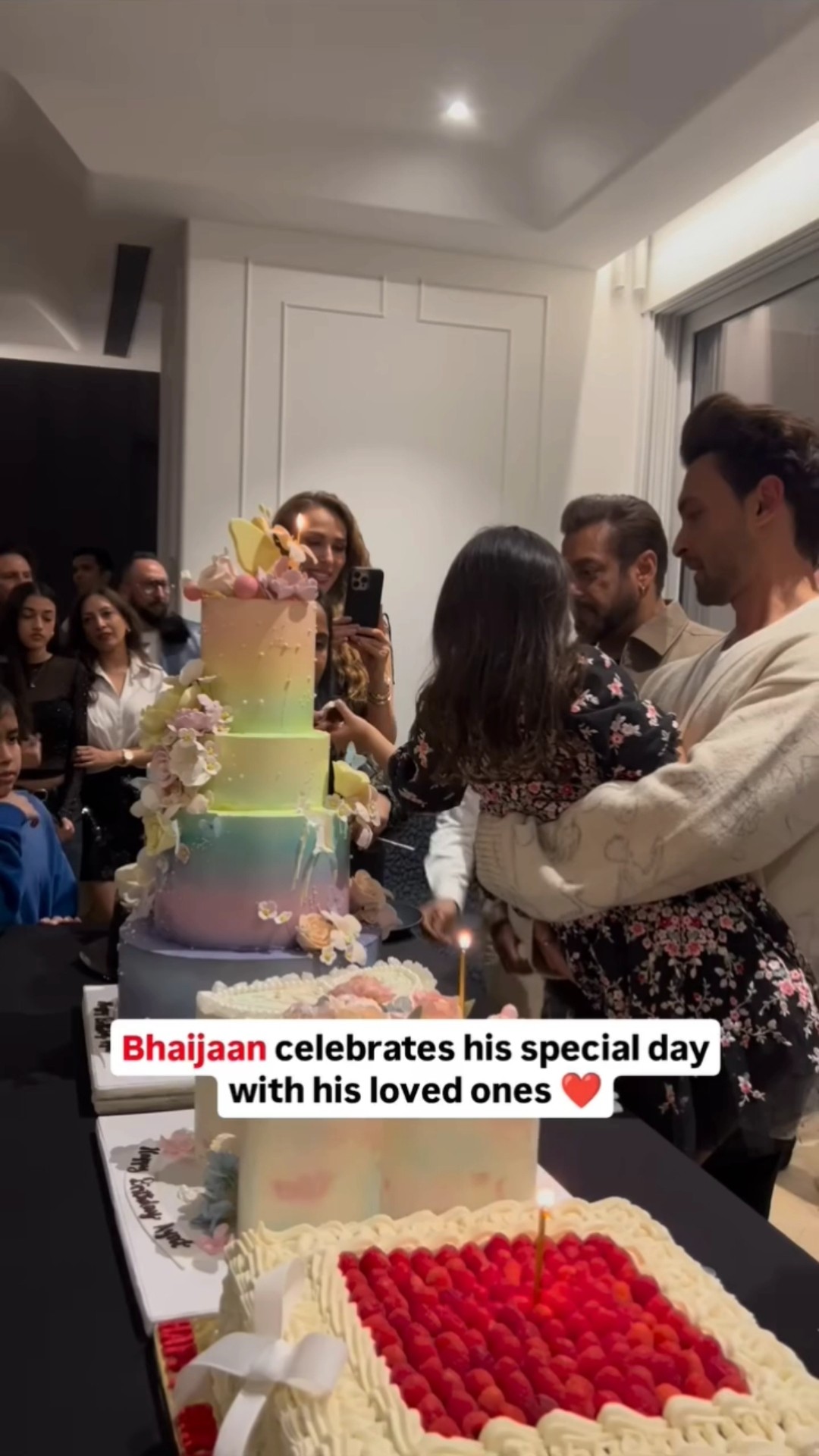 Salman Khan cutely CUTS cake with niece Ayat at his Birthday celebration ? #salmankhan #shorts