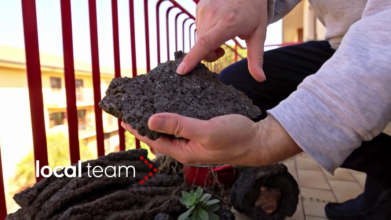A casa del vulcanologo Boris Behncke: in balcone pietre e bombe vulcaniche