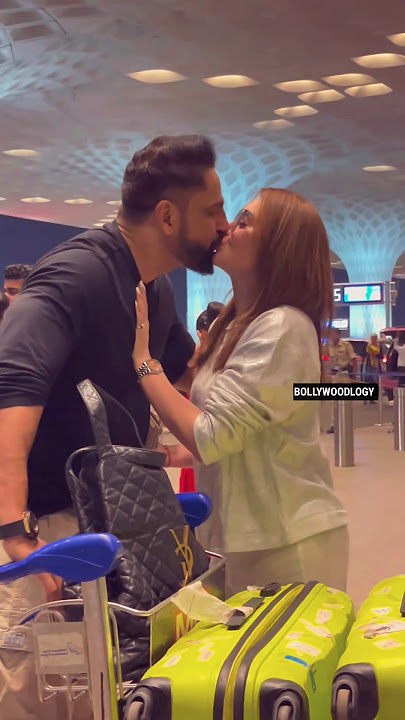 Kaanta laga girl Shefali Jariwala apni husband ko sabke saamne kiss de diya| Honey Singh Songs