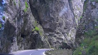 Проезд через ущелье Биказ / Passing through the Bicaz Gorge