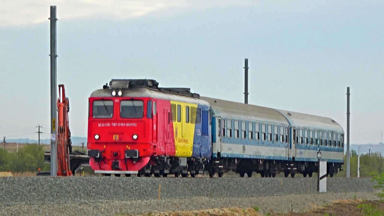 Nemzetközi személyvonat halad Biharpüspöki határában Magyarország felé