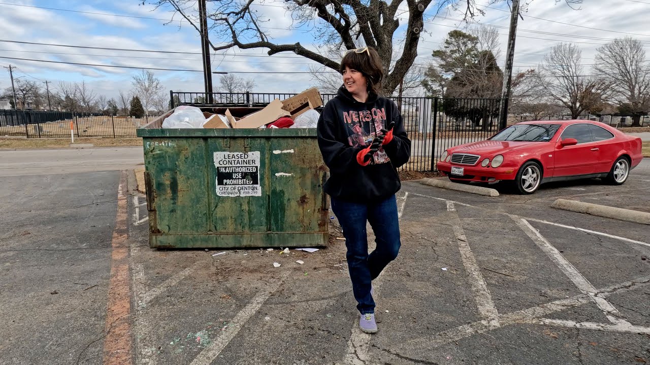 Ещё один день поиска сокровищ в мусорных контейнерах!