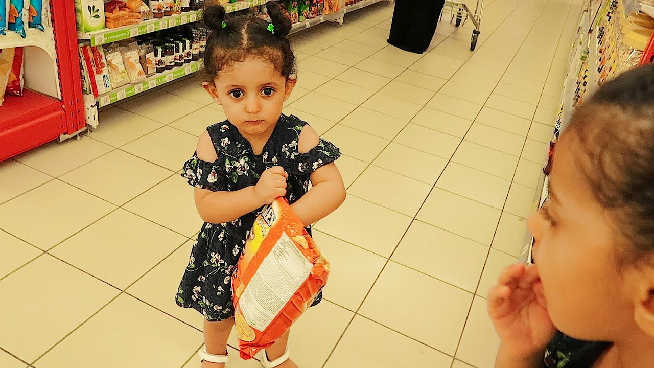 عصبت توتو وكبت الفشار في بنده!!