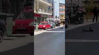 Φοιτητής απειλεί να πέσει από μπαλκόνι 3ου ορόφου στην Κασσάνδρου Θεσσαλονίκης