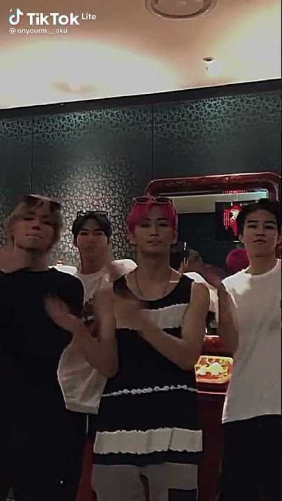 Mark pas belum minum air SM entertainment 🤣😂