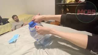 Bianquinha Abre A Garrafa Com O Pé