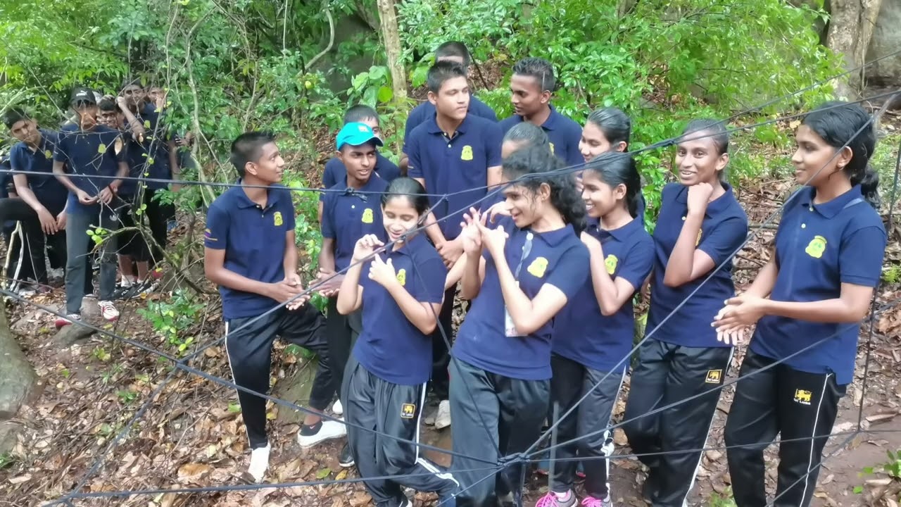 අනාගත නායකත්වයට පාර කියාදෙන ඇවිදින පාසල '' Do not wait for leader. Do it alone, person to person''