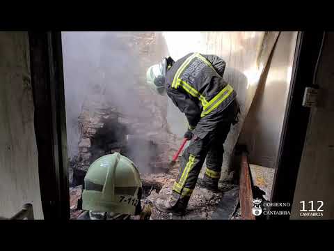 Tareas de extinci&oacute;n de un fuego en una vivienda deshabitada que alberga animales en Cervatos