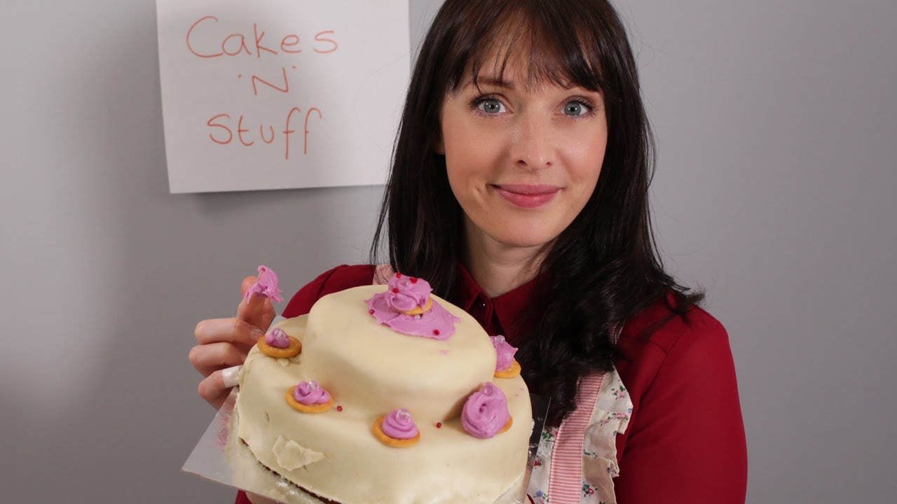 Wedding ASMR 👰🏼‍♀️ Bad at her job Girl 🎂 Cake Decorating