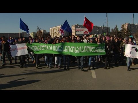 რუსთავის აზოტის გათავისუფლებულმა თანამშრომლებმა სასამართლოს მიმართეს