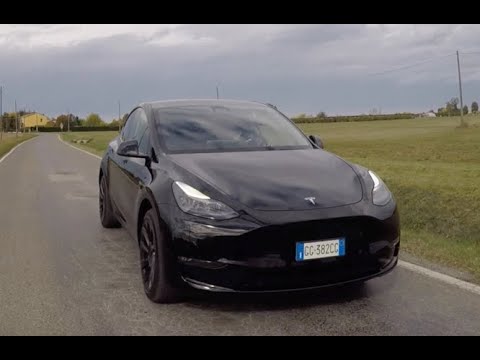 Tesla Model Y Long Range, la prova del crossover elettrico high-tech