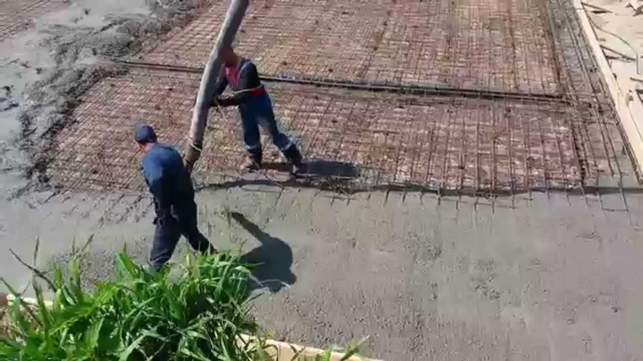 Заливка бетона с помощью бетононасоса. - YouTube