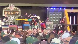 Brad paisley - mud on the tires - live at NFL draft 2025