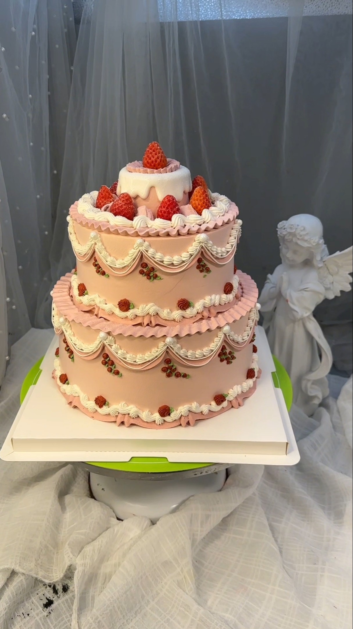 Production process Technical training Cake coating Hand-in-hand teaching  Internet celebrity cake