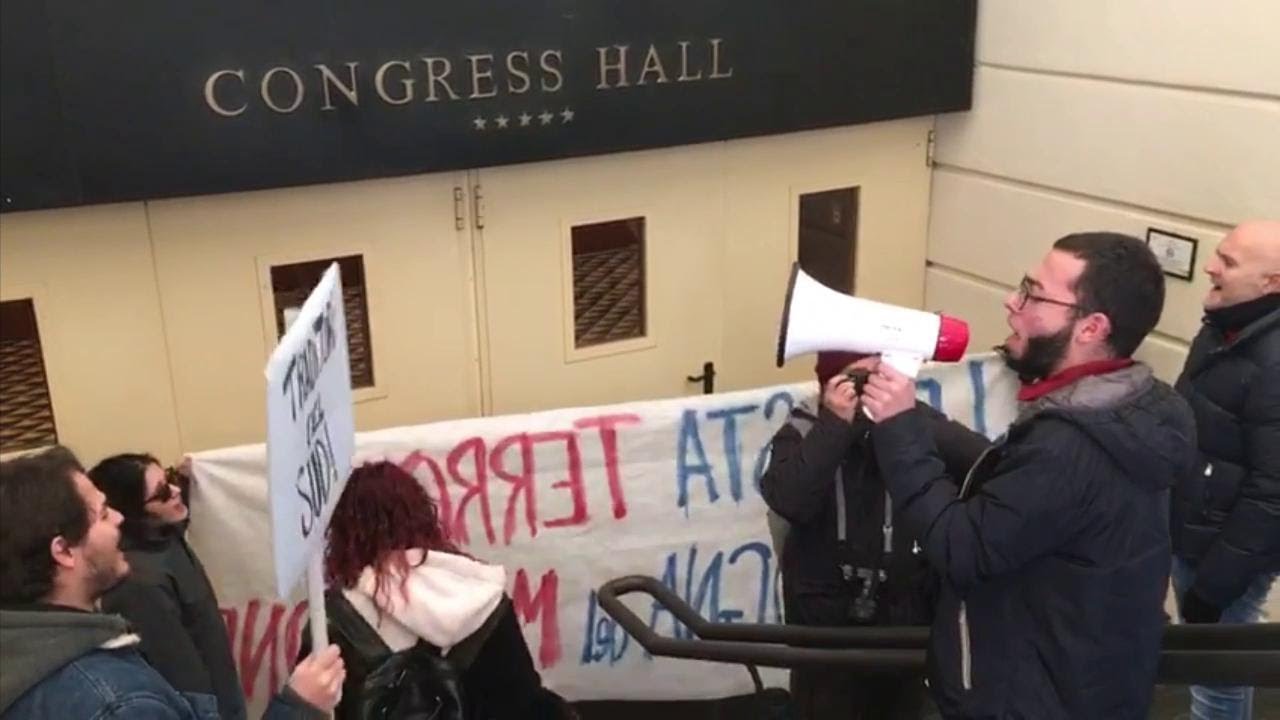 Napoli, irruzione anti-Salvini dei centri sociali alla scuola della Lega