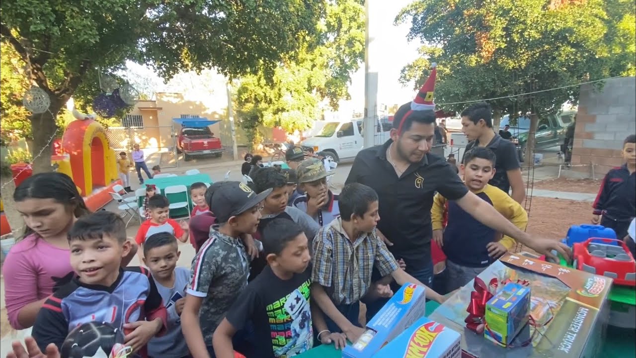 JUEGOS Y REGALOS EN LA POSADA NAVIDEÑA DE LOS SOÑADORES / Grillo La Duda